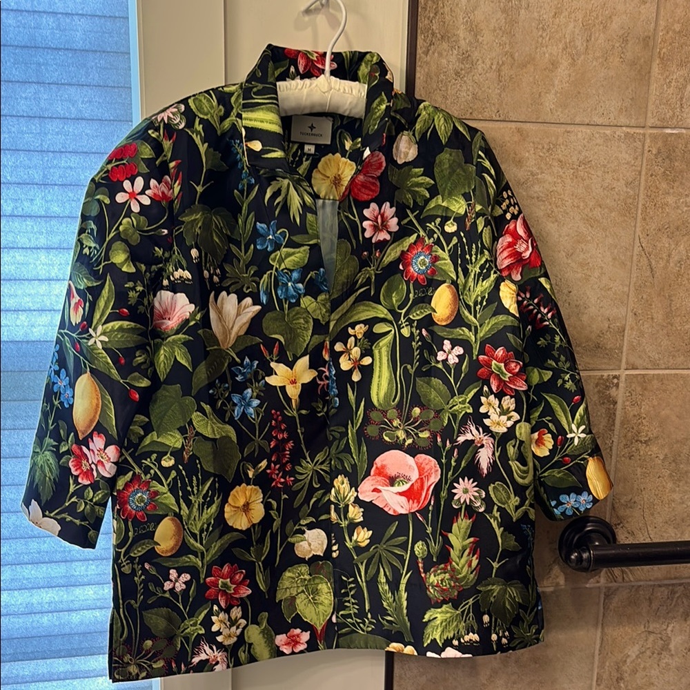 Tuckernuck 3/4 sleeve v-neck floral print/black. Size M
Relaxed fit. Like new.